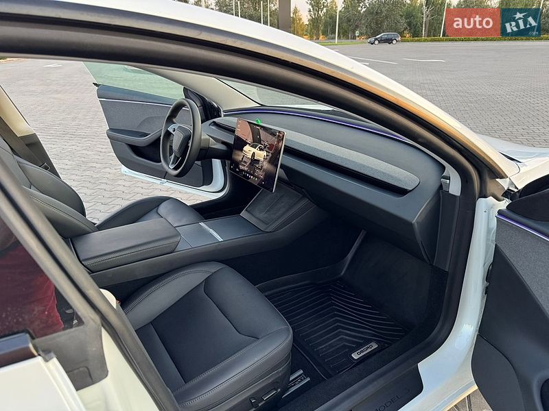 Седан Tesla Model 3 2024 в Бучі