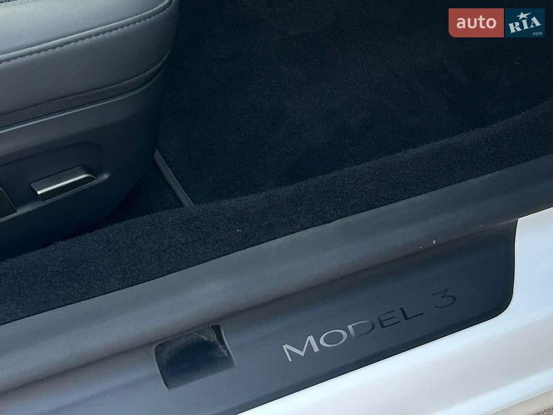Седан Tesla Model 3 2024 в Львові