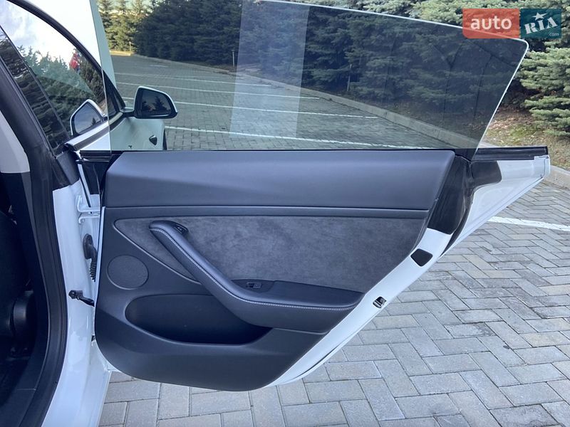 Седан Tesla Model 3 2023 в Києві