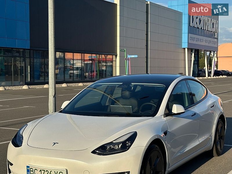 Седан Tesla Model 3 2022 в Киеве