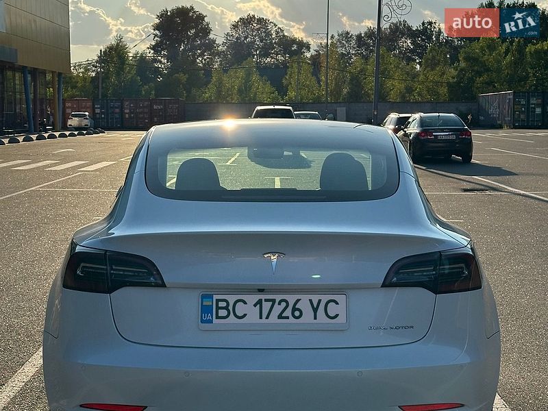 Седан Tesla Model 3 2022 в Киеве