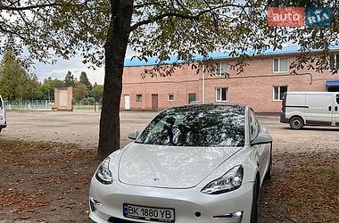 Седан Tesla Model 3 2021 в Млиніві фото Седан Tesla Model 3 2021 в Млиніві
