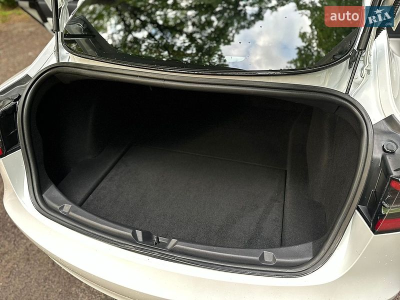 Седан Tesla Model 3 2019 в Львові