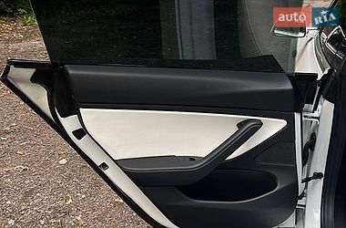 Седан Tesla Model 3 2019 в Львові