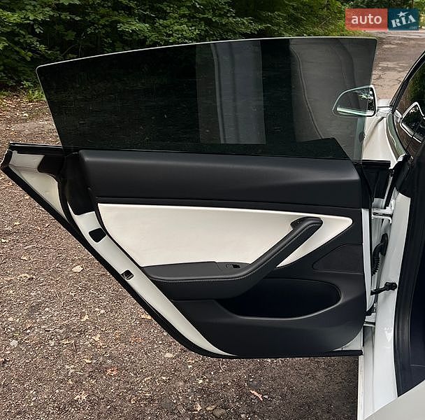 Седан Tesla Model 3 2019 в Львові