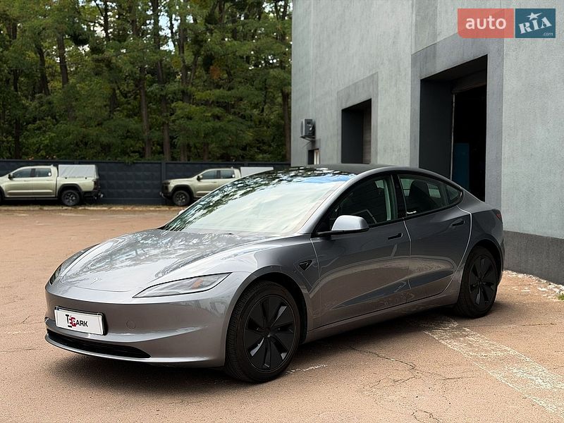 Седан Tesla Model 3 2025 в Киеве