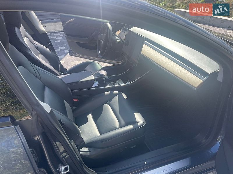 Седан Tesla Model 3 2020 в Львові