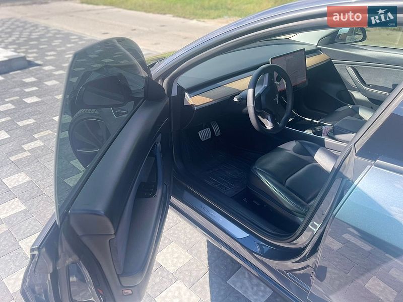 Седан Tesla Model 3 2020 в Львові