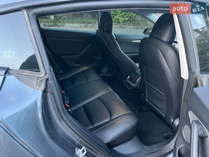 Седан Tesla Model 3 2023 в Львові