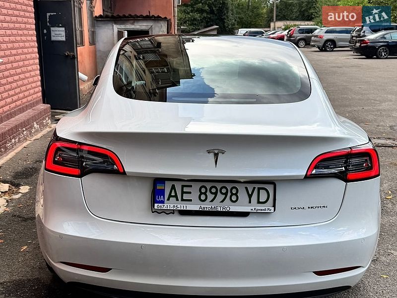Седан Tesla Model 3 2021 в Кривому Розі