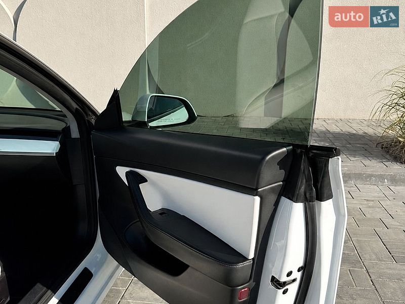 Седан Tesla Model 3 2021 в Луцке