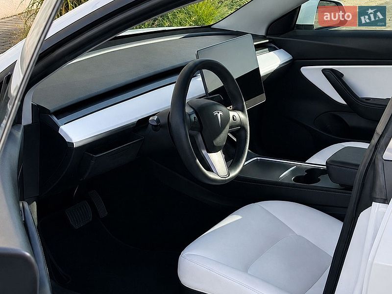 Седан Tesla Model 3 2021 в Луцке