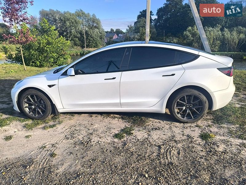 Седан Tesla Model 3 2022 в Львове