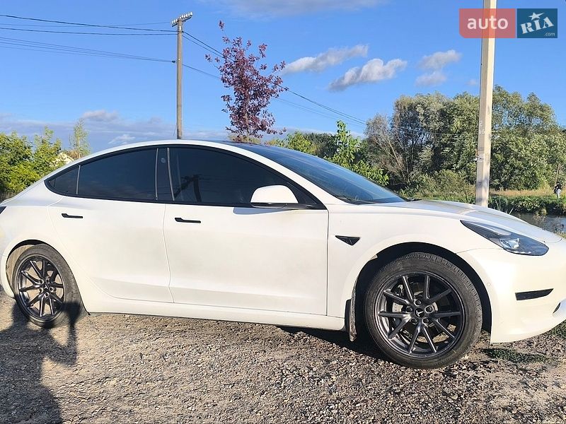 Седан Tesla Model 3 2022 в Львове