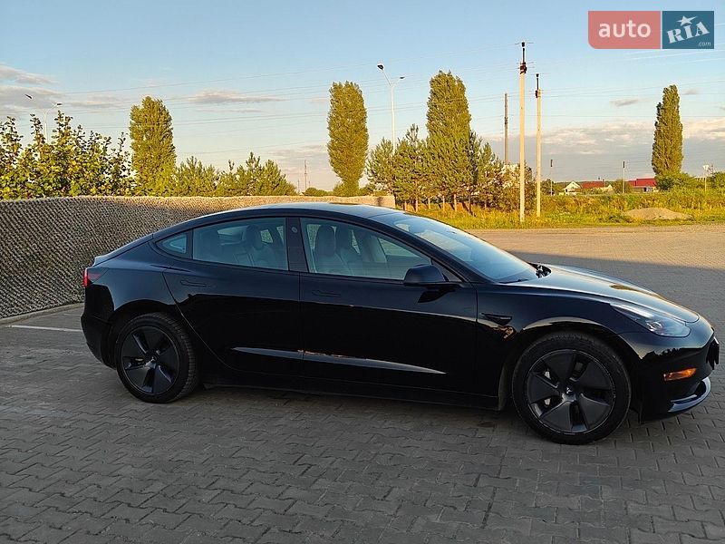 Седан Tesla Model 3 2022 в Вараше