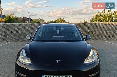 Седан Tesla Model 3 2022 в Вараше