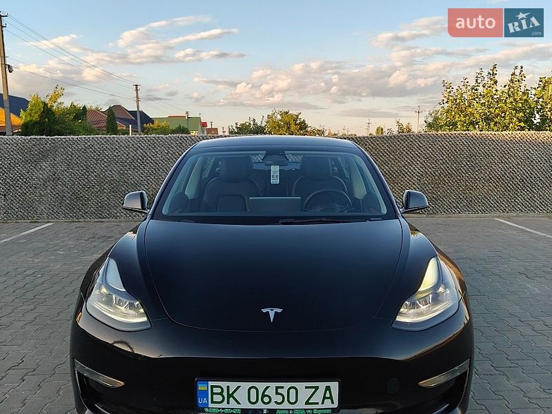 Седан Tesla Model 3 2022 в Вараше