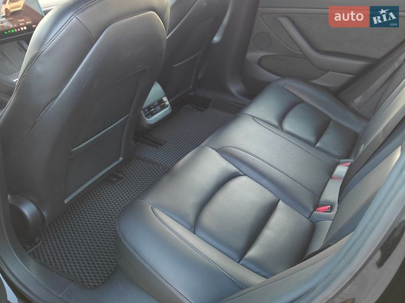 Седан Tesla Model 3 2022 в Вараше