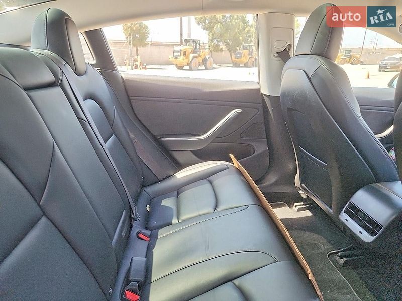 Седан Tesla Model 3 2018 в Моршине