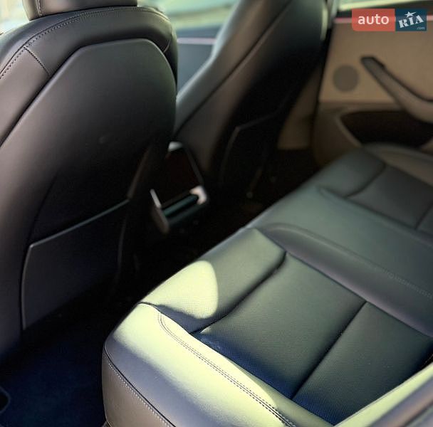 Седан Tesla Model 3 2024 в Вінниці