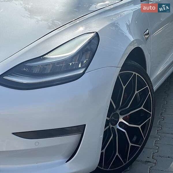 Седан Tesla Model 3 2021 в Львове