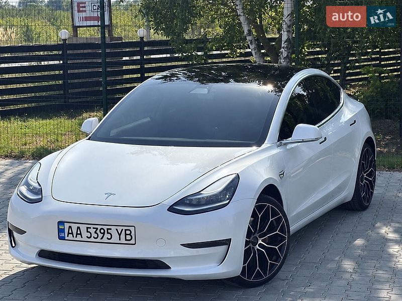 Седан Tesla Model 3 2021 в Львове