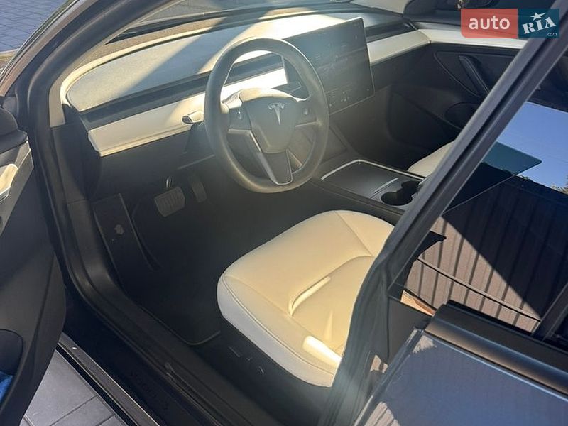 Седан Tesla Model 3 2023 в Кам'янському