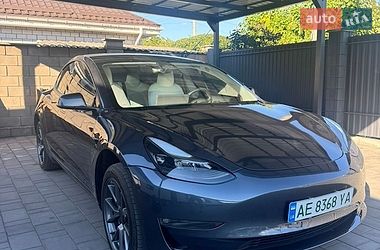 Седан Tesla Model 3 2023 в Кам'янському