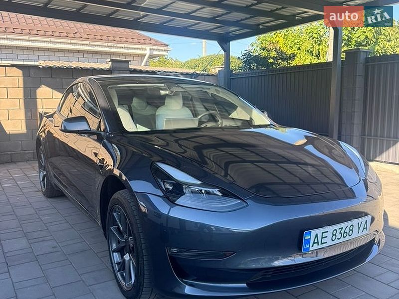 Седан Tesla Model 3 2023 в Кам'янському