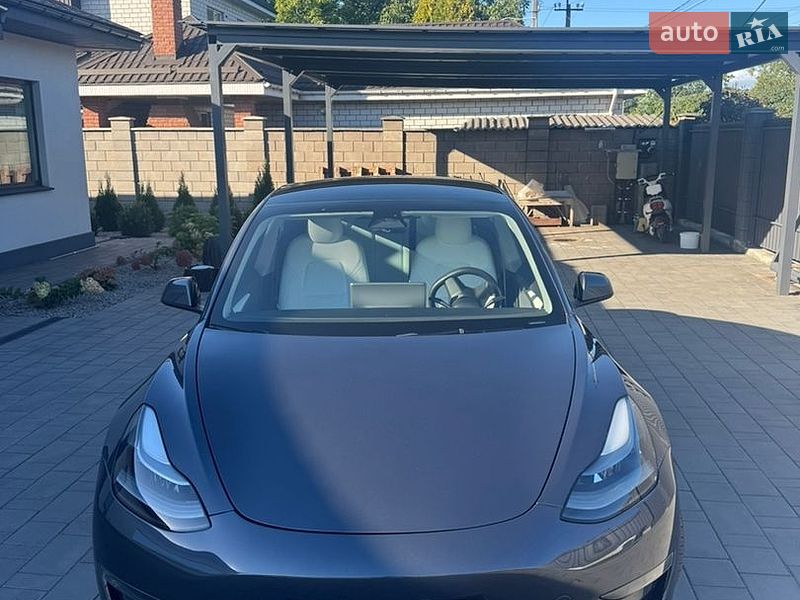 Седан Tesla Model 3 2023 в Кам'янському