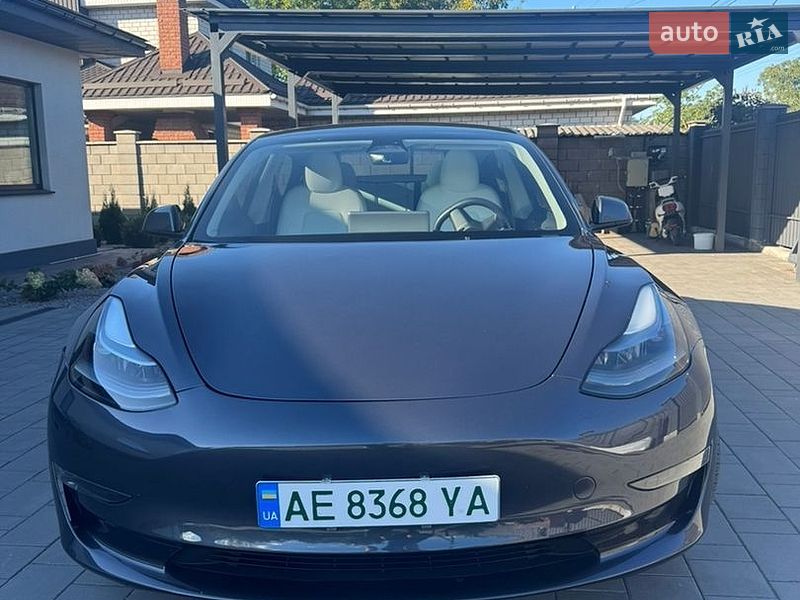 Седан Tesla Model 3 2023 в Кам'янському