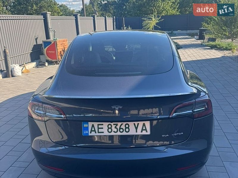 Седан Tesla Model 3 2023 в Кам'янському