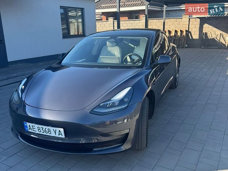 Седан Tesla Model 3 2023 в Кам'янському