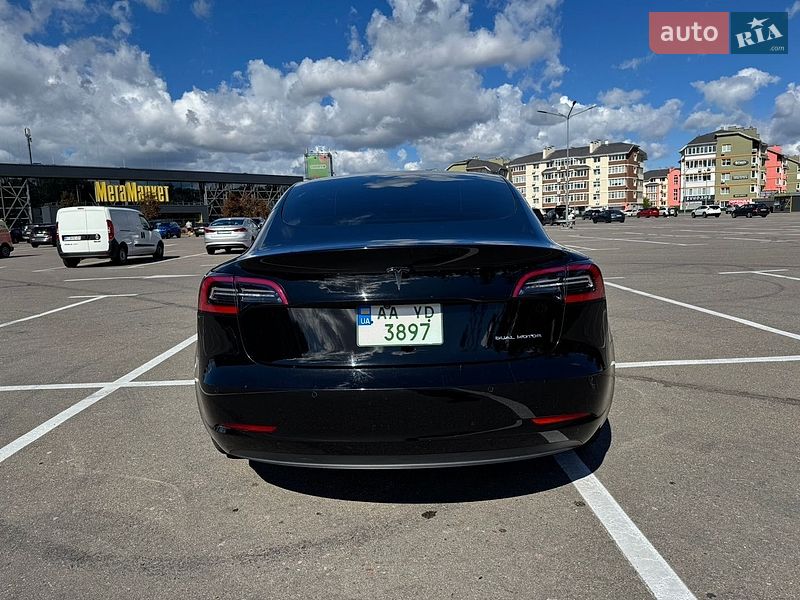 Седан Tesla Model 3 2021 в Киеве