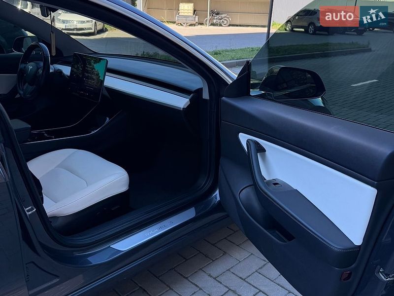 Седан Tesla Model 3 2019 в Житомирі