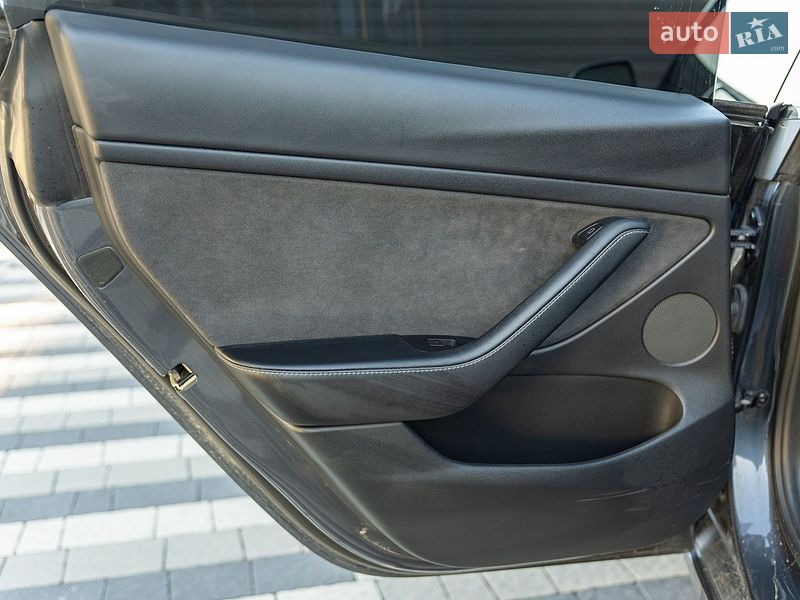 Седан Tesla Model 3 2021 в Львове