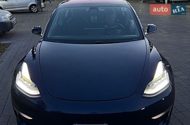 Седан Tesla Model 3 2018 в Ровно