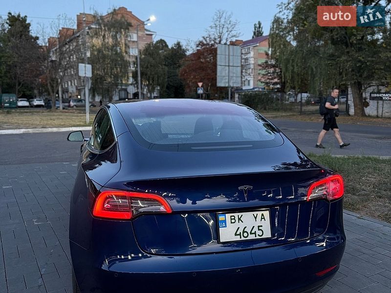 Седан Tesla Model 3 2018 в Ровно