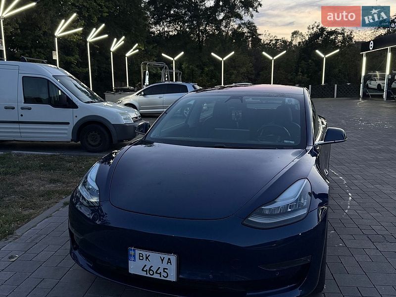 Седан Tesla Model 3 2018 в Ровно