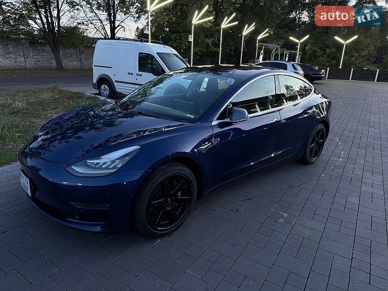 Седан Tesla Model 3 2018 в Ровно