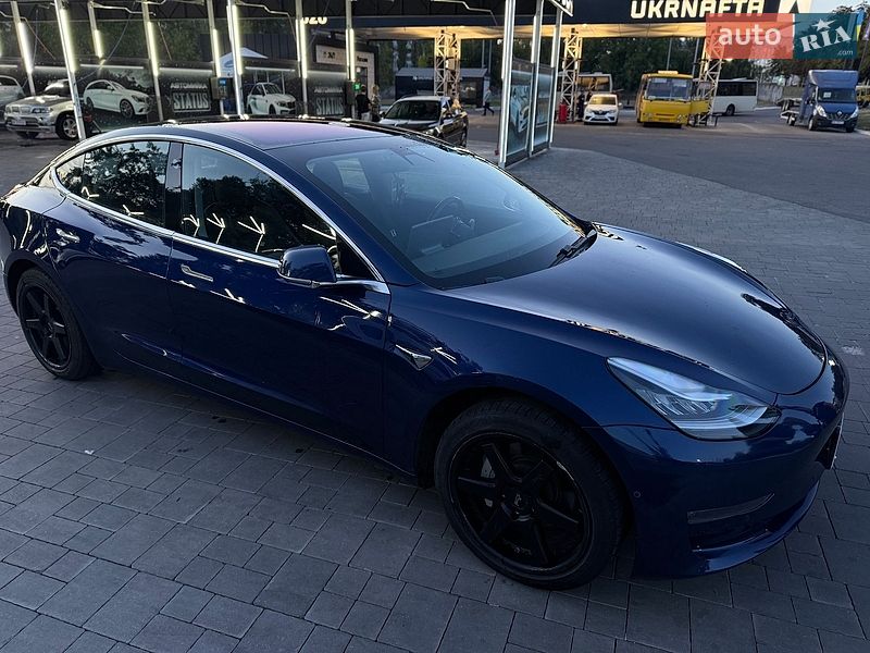 Седан Tesla Model 3 2018 в Ровно