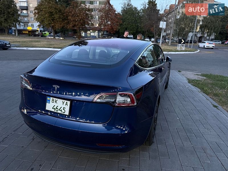 Седан Tesla Model 3 2018 в Ровно