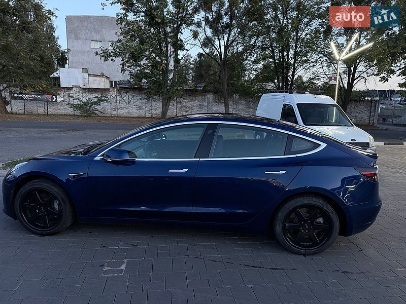 Седан Tesla Model 3 2018 в Рівному