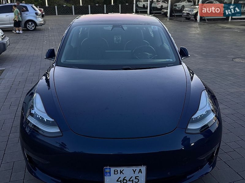 Седан Tesla Model 3 2018 в Ровно