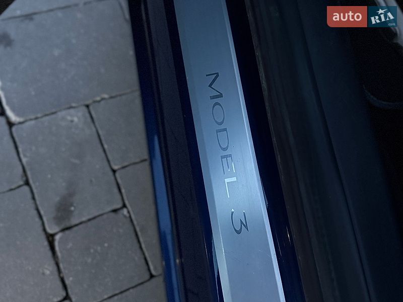 Седан Tesla Model 3 2018 в Ровно