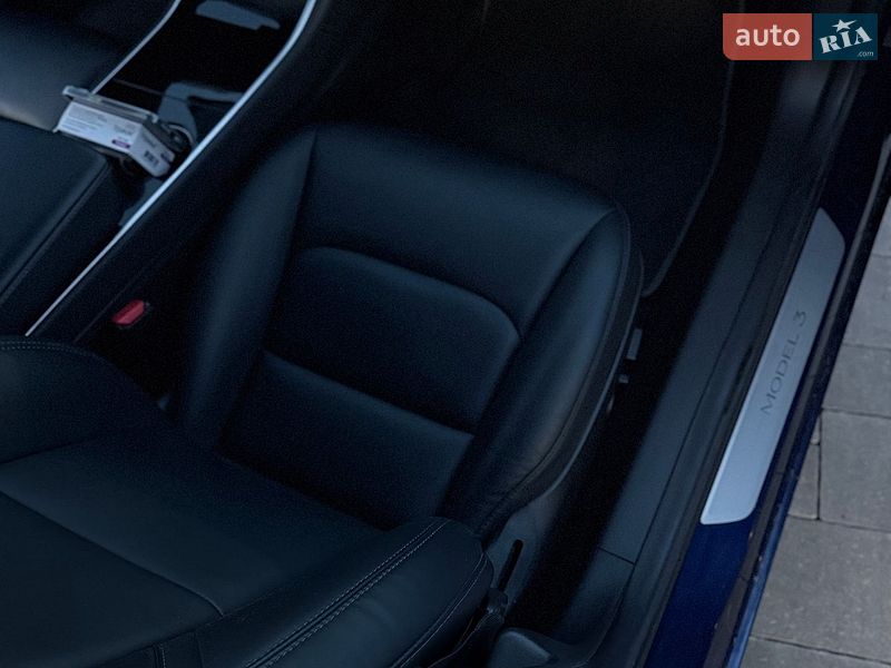 Седан Tesla Model 3 2018 в Ровно