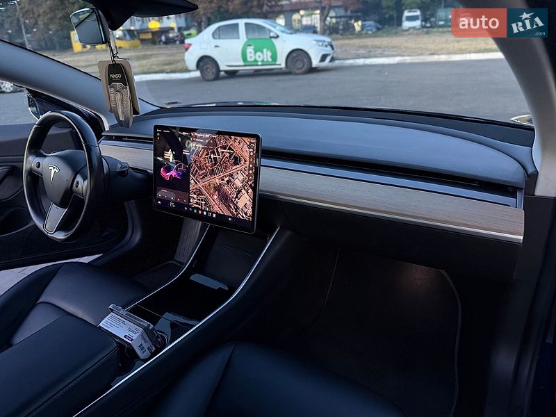 Седан Tesla Model 3 2018 в Ровно