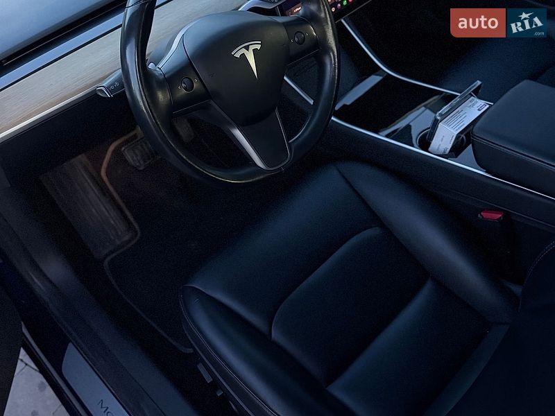 Седан Tesla Model 3 2018 в Ровно