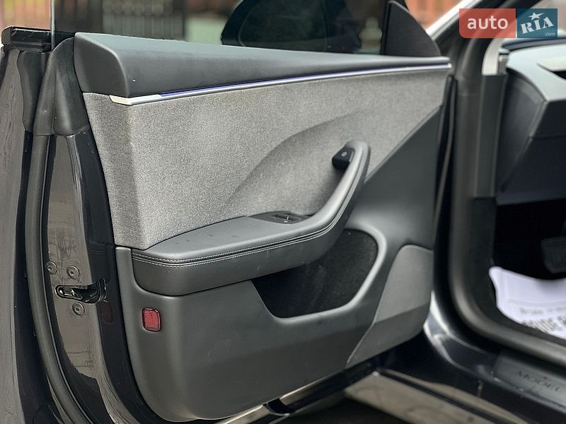 Седан Tesla Model 3 2025 в Самборе