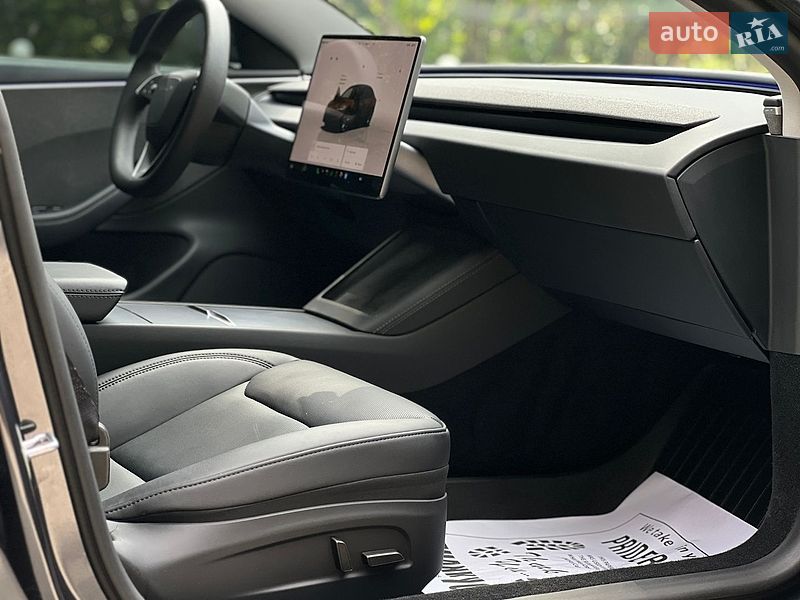 Седан Tesla Model 3 2025 в Самборе